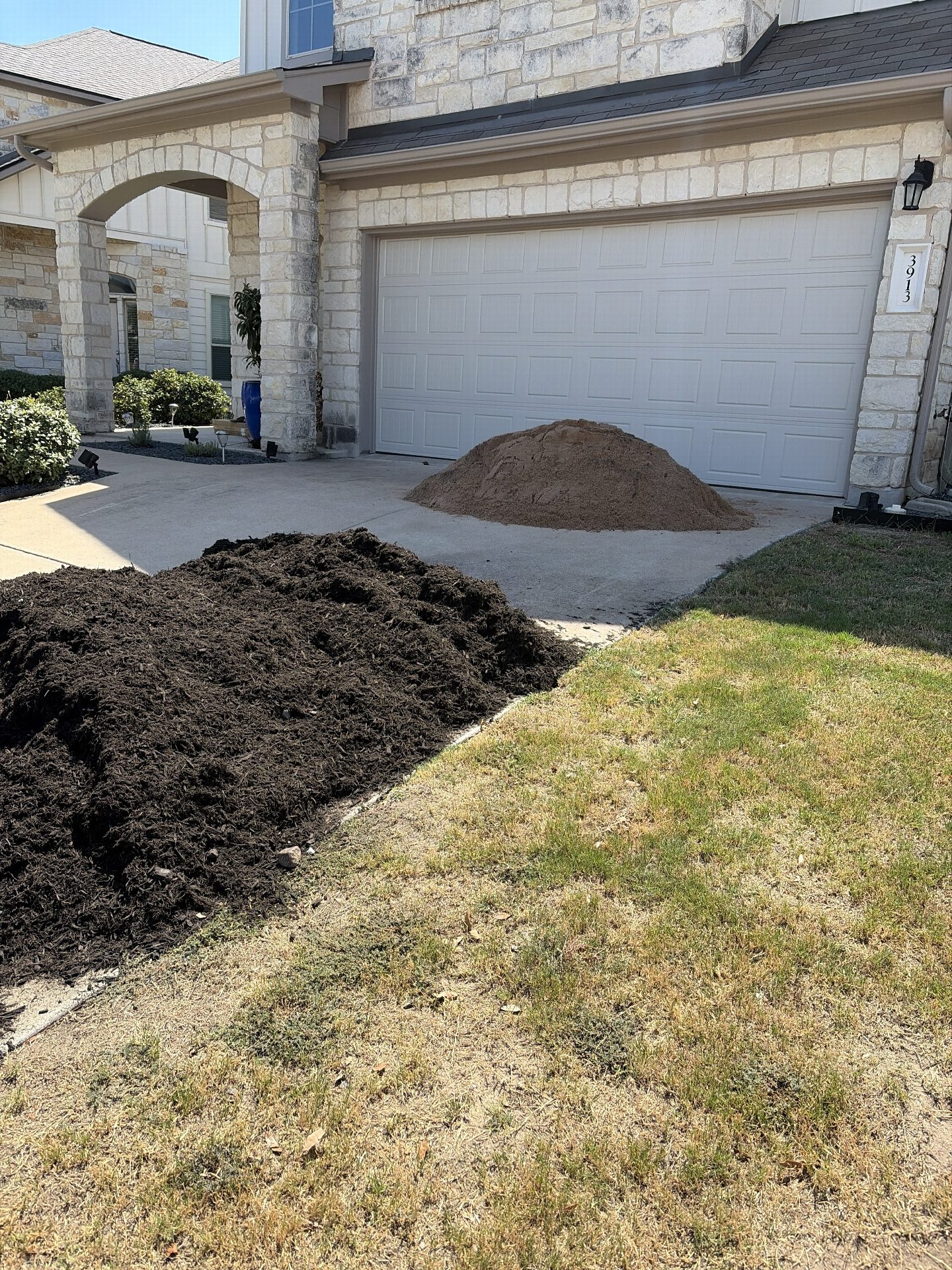 Driver's photo of 1.5 yard of Black Dyed Mulch in Austin