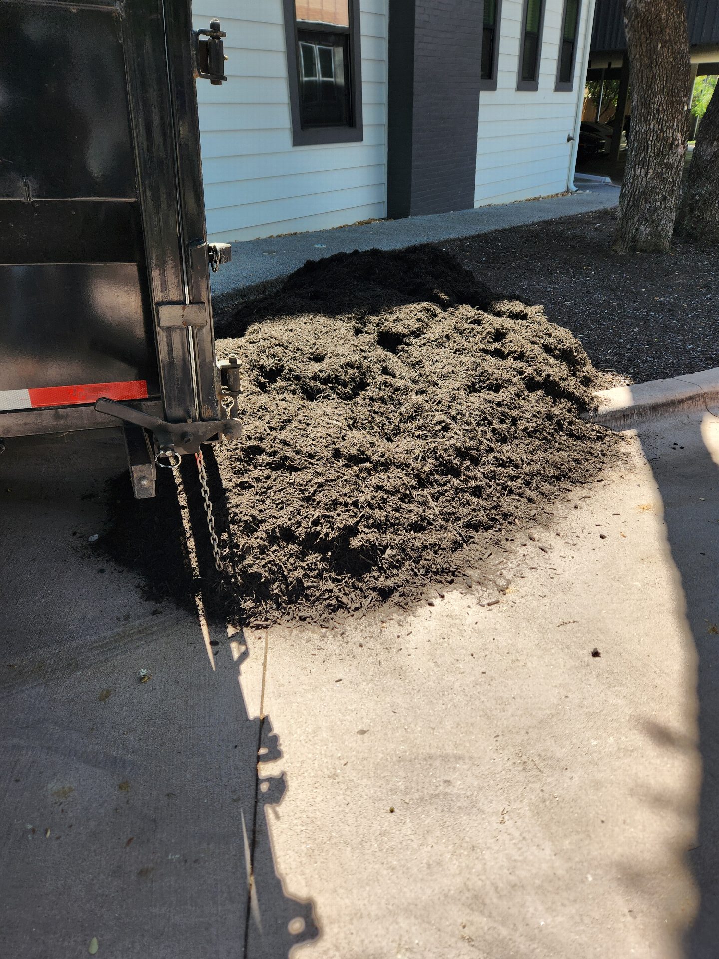 Driver's photo of 2 yards of Black Dyed Mulch in Austin
