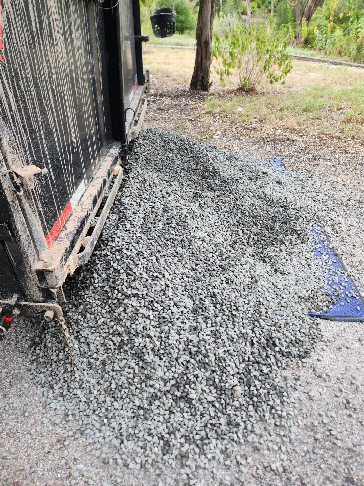 Driver's photo of 1 yard of 5/8" Black Star Gravel in West Lake Hills