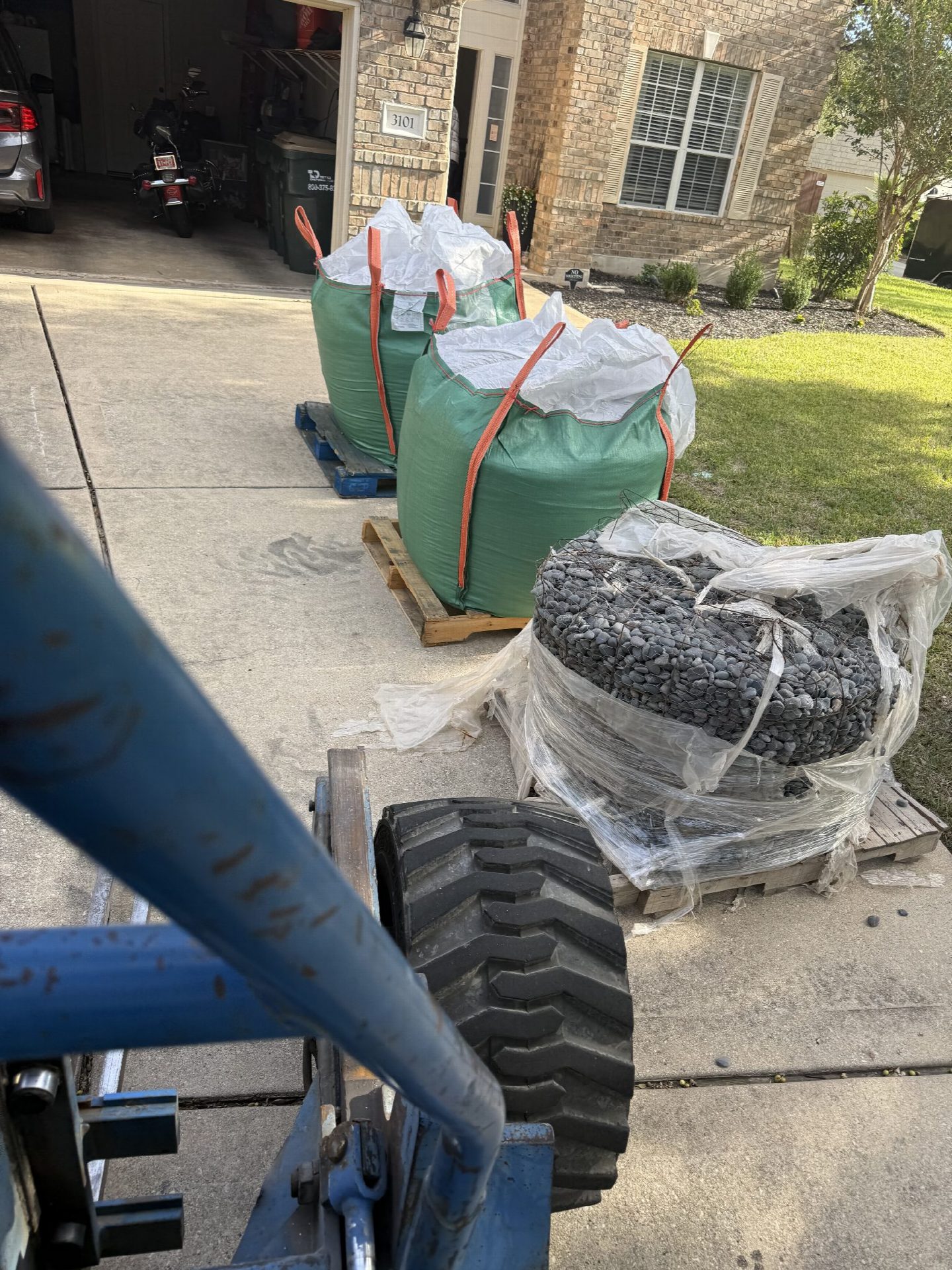 Driver's photo of 2 yards of 1/2" minus - Decomposed Granite in Austin