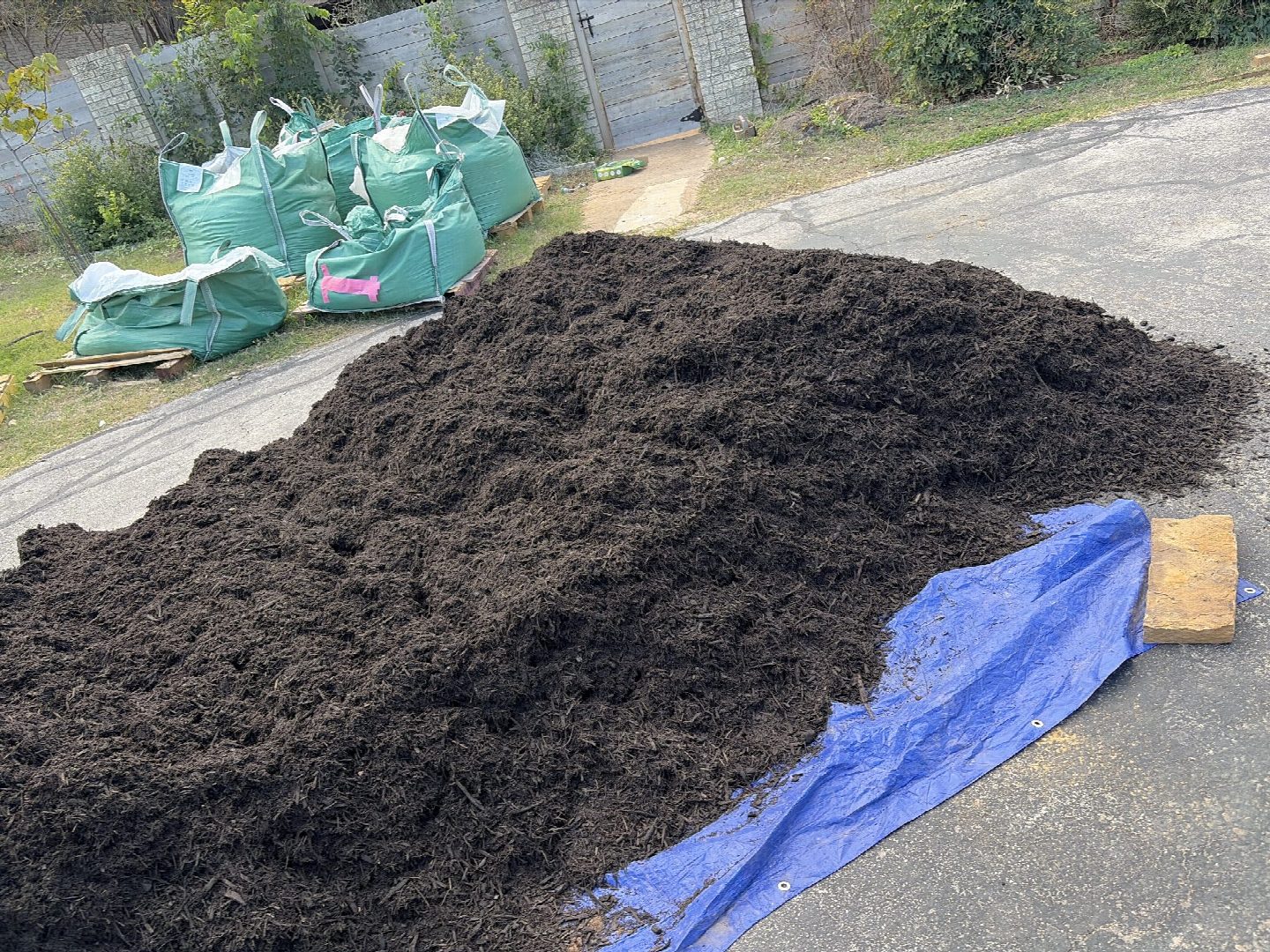 Driver's photo of 4 yards of Black Dyed Mulch in Austin