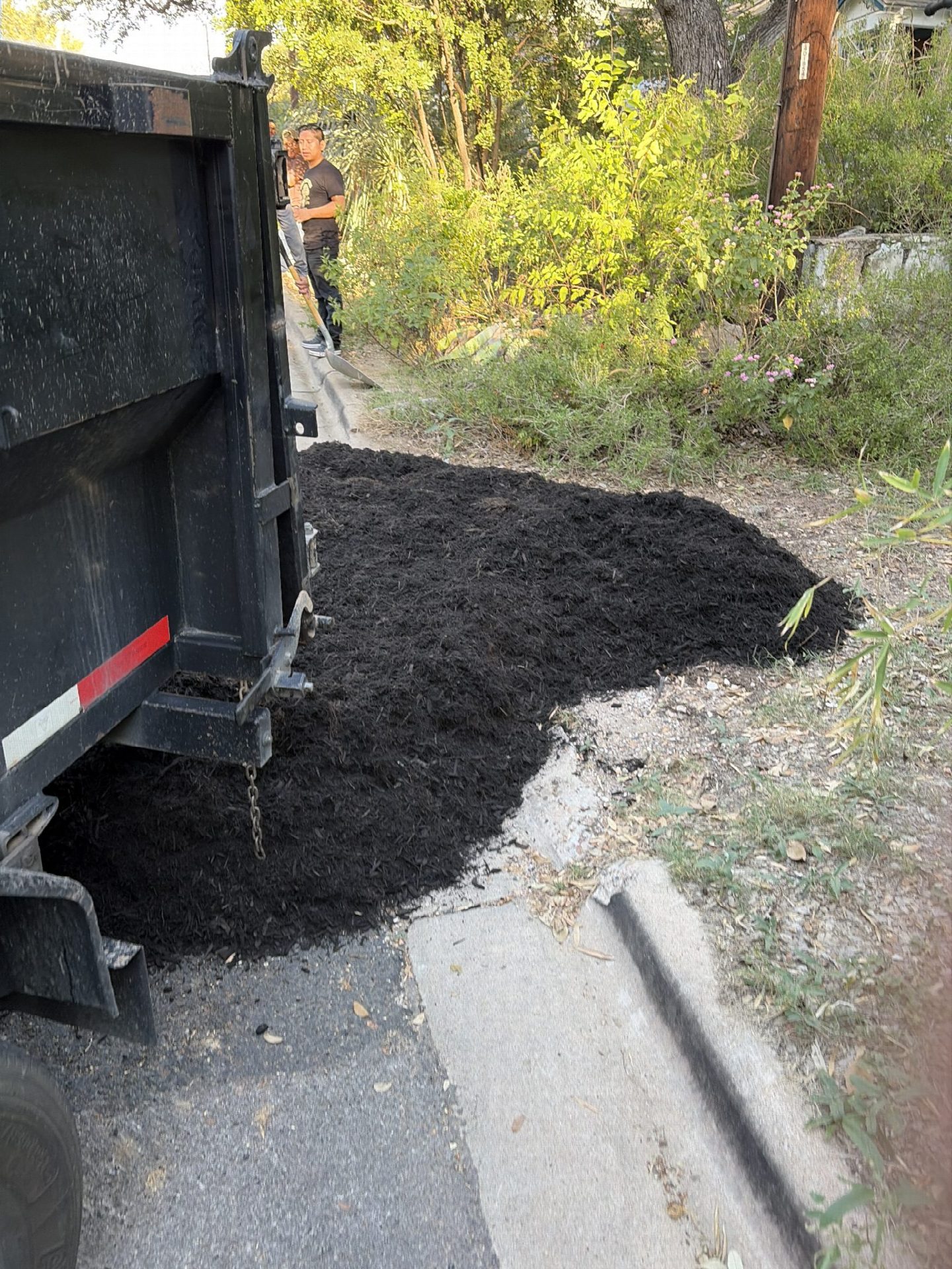 Driver's photo of 1.5 yard of Black Dyed Mulch in Austin