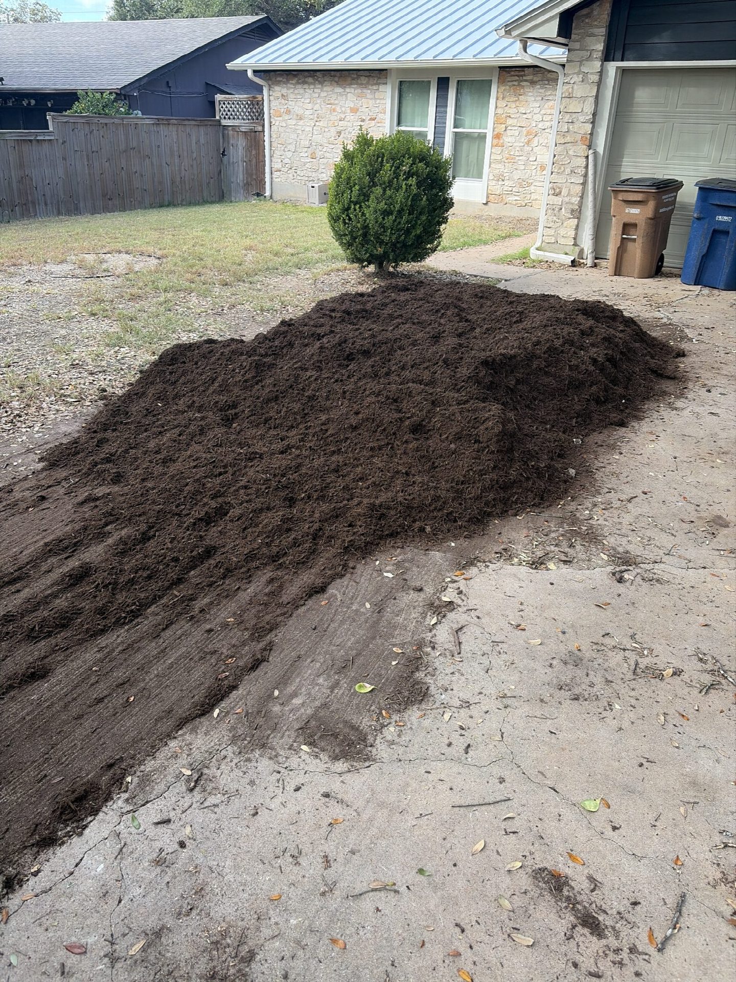 Driver's photo of 3 yards of Texas Cut Hardwood Mulch in Austin